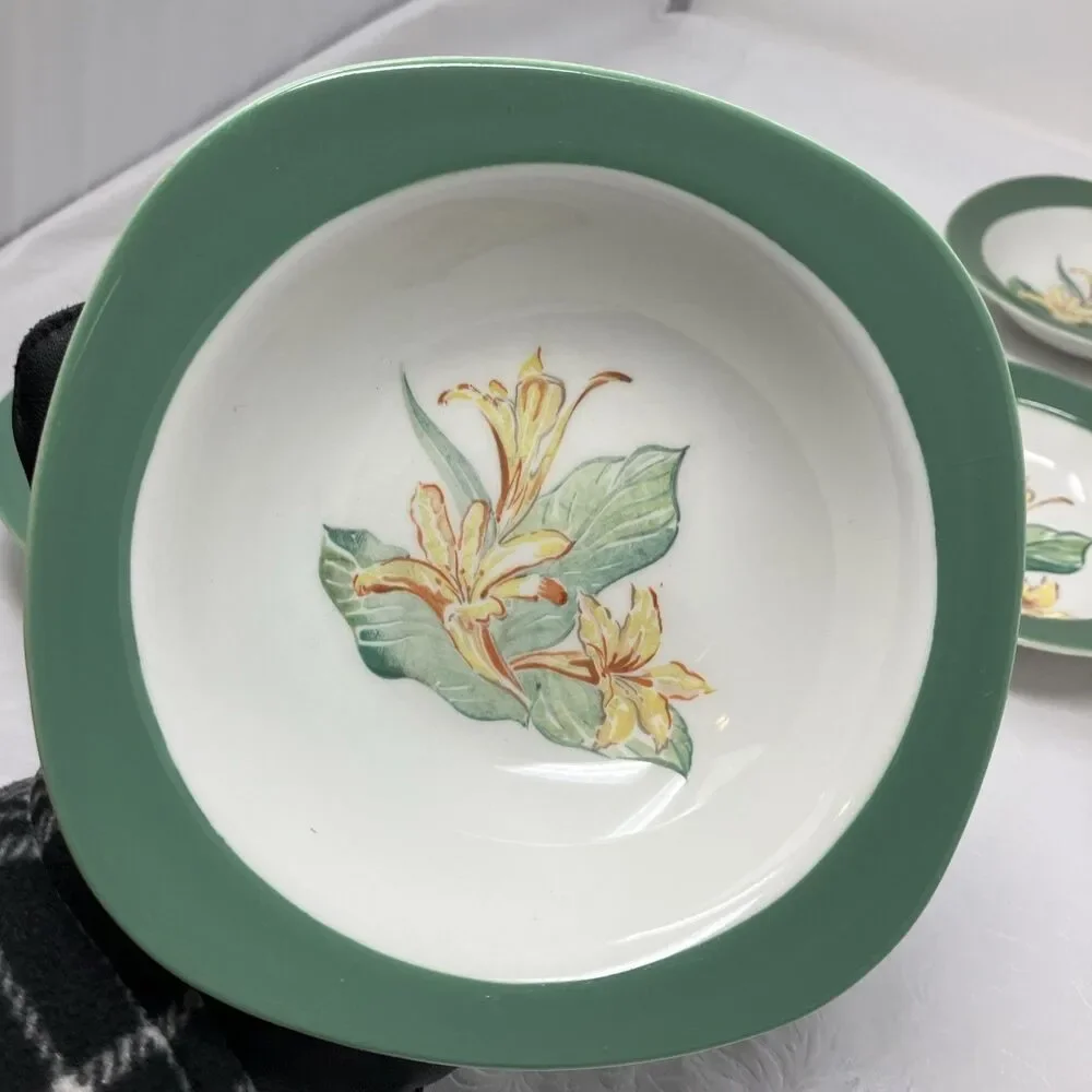 Taylor Smith Taylor Conversation Day Lily Bowls Lot Of 4 Berry Desert & 3 Cereal